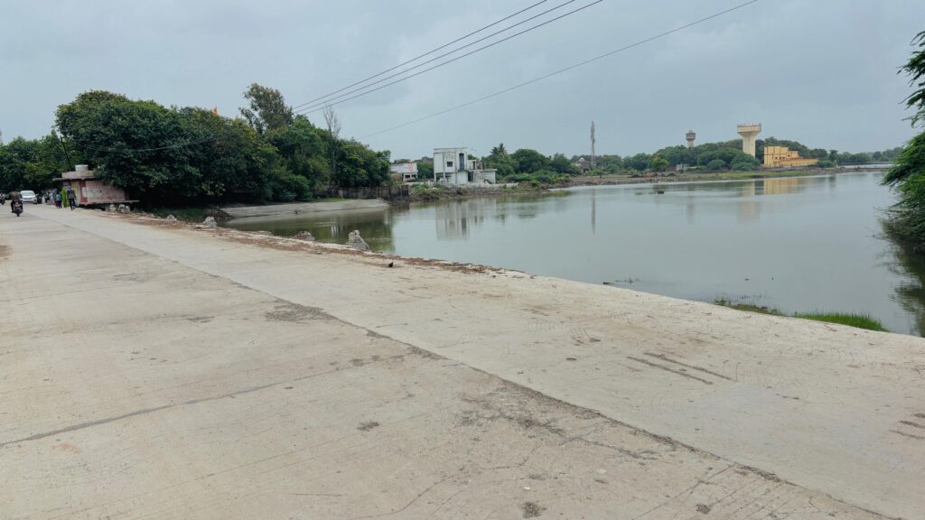 રાવલ-હનુમાનધાર પુલ પર રેલિંગ વિહોણો પુલ, જેમાંથી વિદ્યાર્થીઓ અને વાહનચાલકો દિવસે પસાર થાય છે