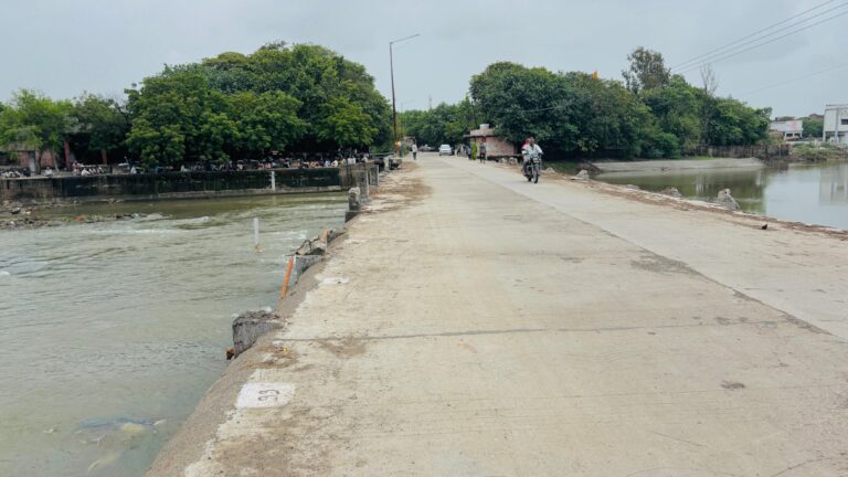 રાવલ-હનુમાનધાર પુલ પર રેલિંગ વિહોણો પુલ, જેમાંથી વિદ્યાર્થીઓ અને વાહનચાલકો દિવસે પસાર થાય છે