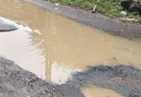 હનુમાનધારથી બારીયાધાર જતાં માર્ગ પર ખાડા