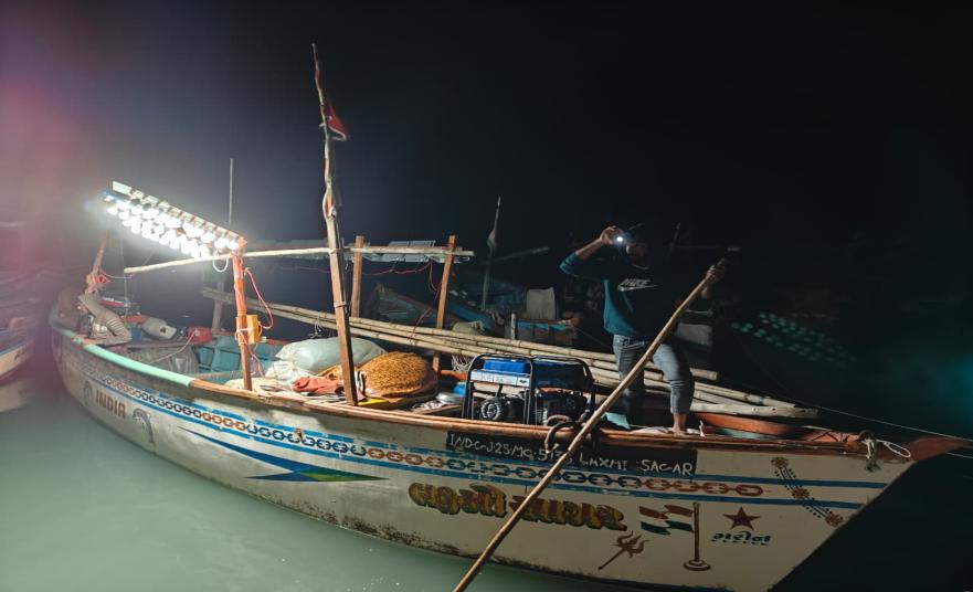 મિયાણી દરિયાઈ વિસ્તારમાં LED લાઈટનો ઉપયોગ કરીને ગેરકાયદેસર માછીમારી કરતી બોટ સામે મરીન પોલીસની કાર્યવાહી