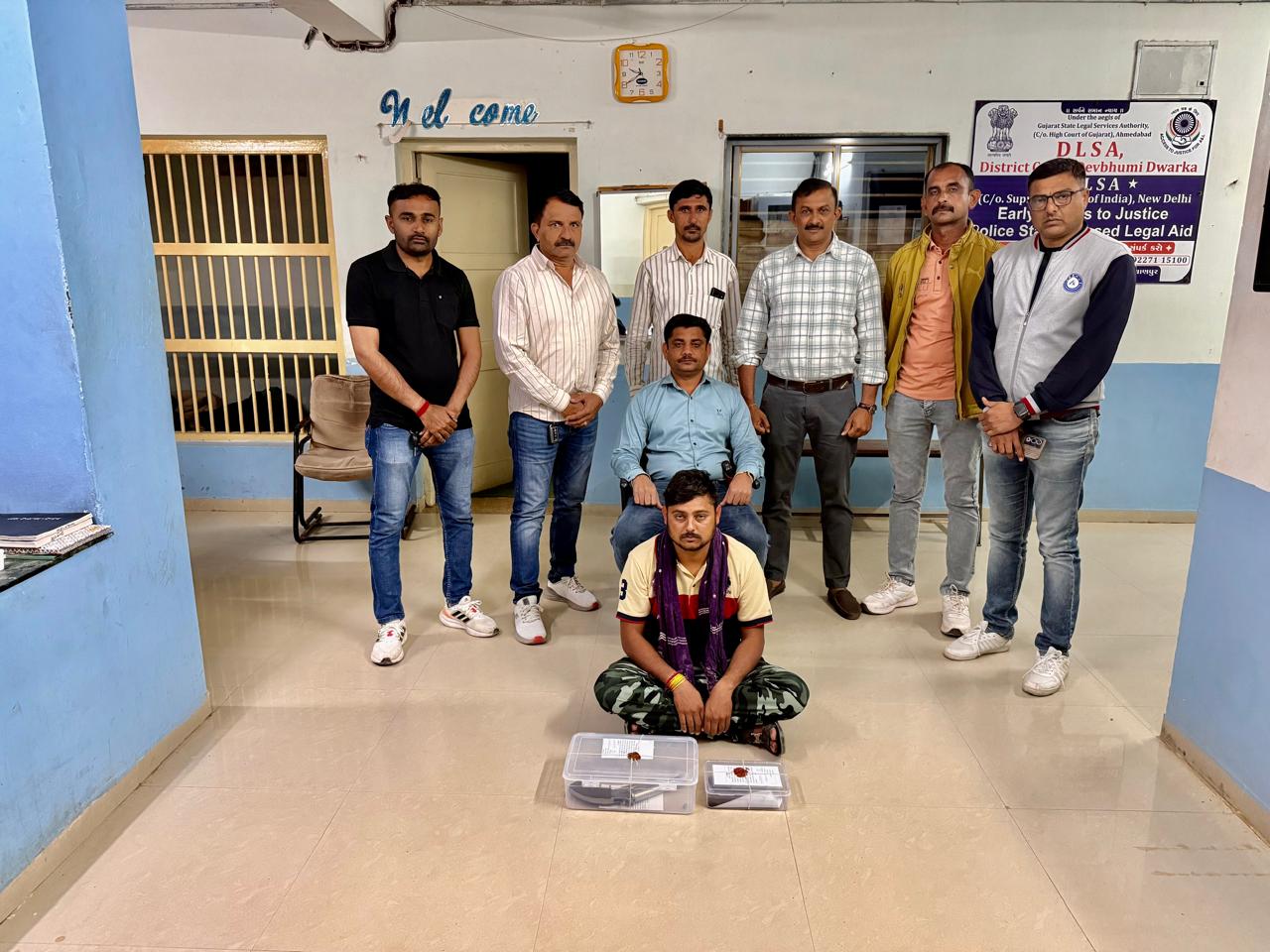 કલ્યાણપુર SOG ટીમ દ્વારા હરિપર ગામમાં દેશી પિસ્ટલ અને તમંચો સાથે યુવક ઝડપાયા, હથિયાર જપ્ત કરાયા, પોલીસ એક્ટીવિટી, દેવભૂમિ દ્વારકા